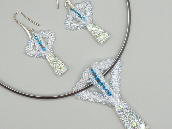 Muserie pendant with German Glass intaglio columns