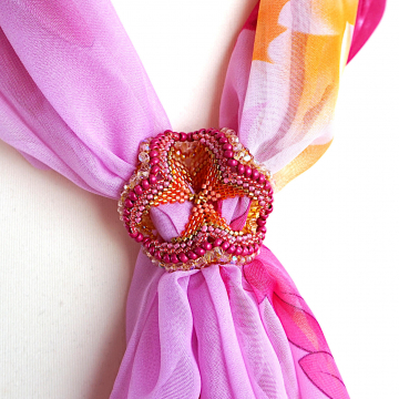 Artemiss Scarfring with scarf in fruit colors